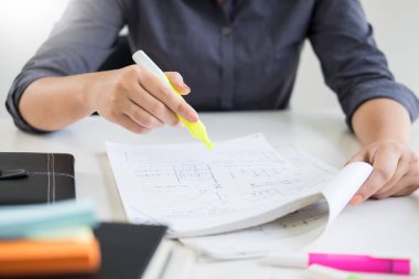 Sanatsal edebiyat okuma veya yazma günlüğüne kadın öğrenci yapmak