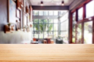 Seçilen odak boş kahverengi ahşap masa ve kahve dükkanı veya resta