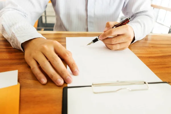 Primer plano del empresario que firma contrato, papel de la escritura de la mujer — Foto de Stock