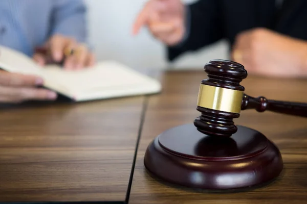 Σφυρί δικαιοσύνης σφυρί σε ξύλινο τραπέζι με δικαστή και υπολογιστή-πελάτη shaki — Φωτογραφία Αρχείου