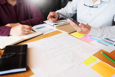 Genç öğrenciler kampüs yetişmeye ve tuto öğrenme arkadaş yardımcı olur.