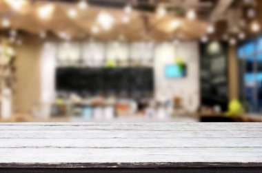 Seçilen odak boş kahverengi ahşap masa ve kahve dükkanı veya resta