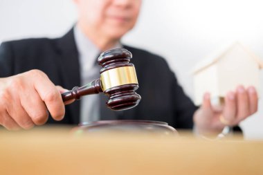 Emlak dava hukuk aşağı bırakır gibi yargıç parmağını wags