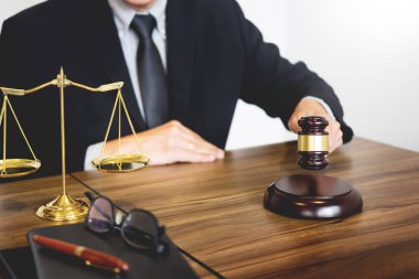 Erkek yargıç avukat içinde A mahkeme çarpıcı tokmak sondaj 