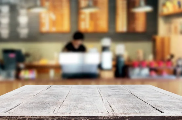 Foco selecionado mesa de madeira marrom vazia e cafeteria ou resta — Fotografia de Stock