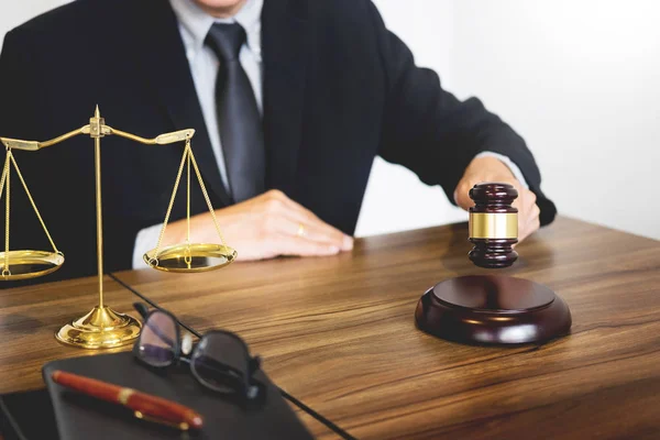 Male Judge lawyer In A Courtroom Striking The Gavel on sounding — Stock Photo, Image