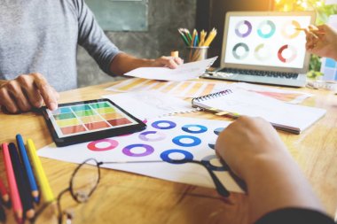 sketche çizim ve moda tasarımcıları çalışan iki genç kadın