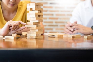 Grup iş yaratıcı insan tower ahşap blok bina