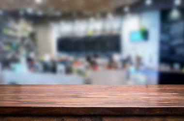 Seçilen odak boş kahverengi ahşap masa ve kahve dükkanı veya resta