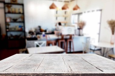 Seçilen odak boş kahverengi ahşap masa ve kahve dükkanı veya resta