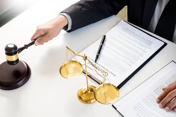 Male Judge lawyer In A Courtroom Striking The Gavel on sounding — Stock Photo, Image