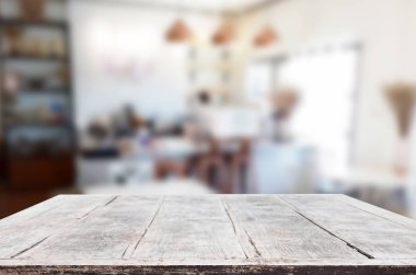 Seçilen odak boş kahverengi ahşap masa ve kahve dükkanı veya resta
