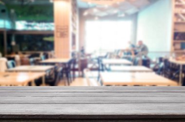 Seçilen odak boş kahverengi ahşap masa ve kahve dükkanı veya resta