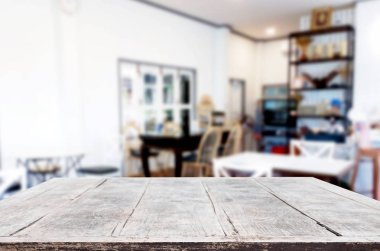 Seçilen odak boş kahverengi ahşap masa ve kahve dükkanı veya resta