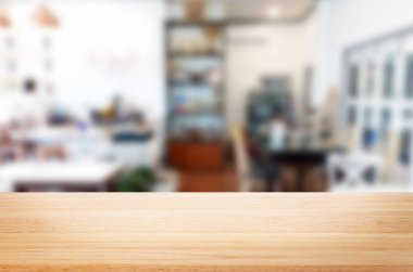 Seçilen odak boş kahverengi ahşap masa ve kahve dükkanı veya resta