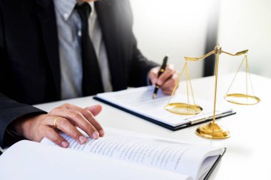 onun masasında mahkemede belgeyi okuma avukat yargıç yazıyor