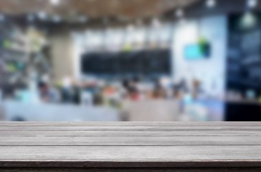 Seçilen odak boş kahverengi ahşap masa ve kahve dükkanı veya resta