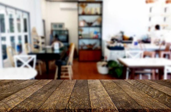 Foco selecionado mesa de madeira marrom vazia e cafeteria ou resta — Fotografia de Stock