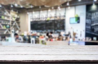 Seçilen odak boş kahverengi ahşap masa ve kahve dükkanı veya resta