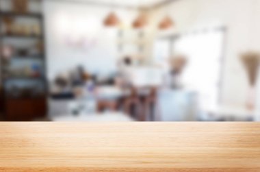 Seçilen odak boş kahverengi ahşap masa ve kahve dükkanı veya resta