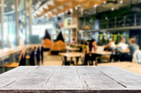 Foco selecionado mesa de madeira marrom vazia e cafeteria ou resta — Fotografia de Stock