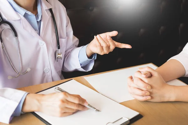 Paciente escuchando atentamente a un médico masculino explicando — Foto de Stock