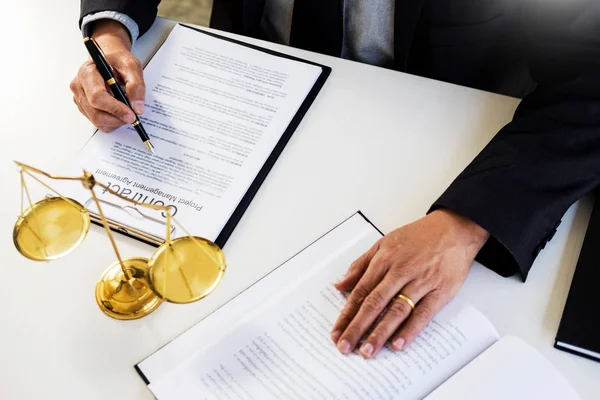 Advokat domaren läsa skriver dokumentet i domstol vid sitt skrivbord — Stockfoto