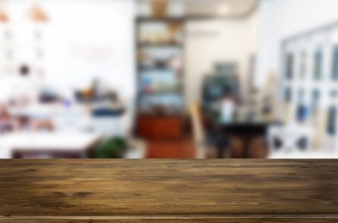 Seçilen odak boş kahverengi ahşap masa ve kahve dükkanı veya resta