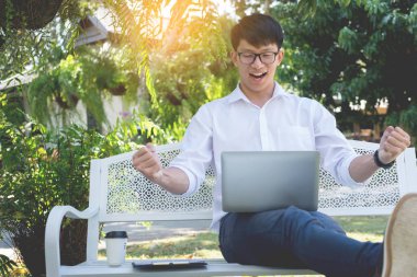 Açık Bahçe üzerinde çalışan dizüstü bilgisayar ile iş adamı. Freelanc