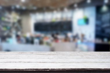 Seçilen odak boş kahverengi ahşap masa ve kahve dükkanı veya resta