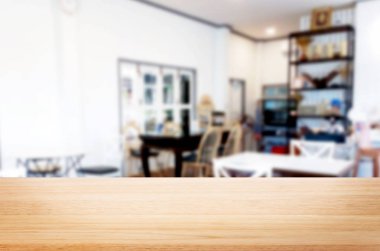 Seçilen odak boş kahverengi ahşap masa ve kahve dükkanı veya resta