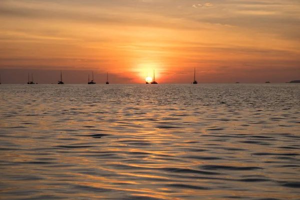 Beau coucher de soleil au-dessus de la mer plage . — Photo