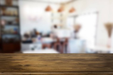 Seçilen odak boş kahverengi ahşap masa ve kahve dükkanı veya resta