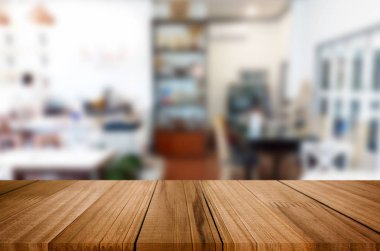 Seçilen odak boş kahverengi ahşap masa ve kahve dükkanı veya resta