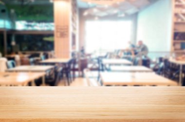 Seçilen odak boş kahverengi ahşap masa ve kahve dükkanı veya resta