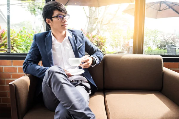 Fiatal ázsiai üzletember, ülő kanapé gondolkodás munka nyugodt egy — Stock Fotó