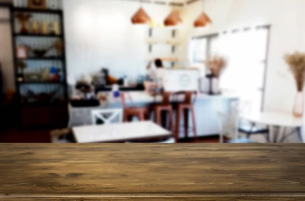 Foco selecionado mesa de madeira marrom vazia e cafeteria ou resta — Fotografia de Stock