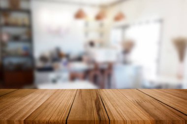Seçilen odak boş kahverengi ahşap masa ve kahve dükkanı veya resta