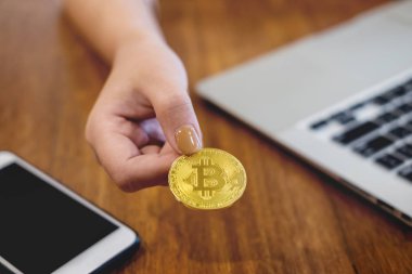 altın metal Bitcoin Kripto para yatırım-işaret ile el
