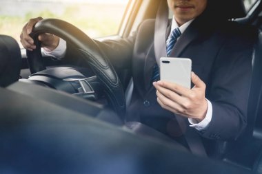 Ben telefon mobil akıllı kullanarak çekici yakışıklı genç iş adamı