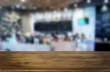 Seçilen odak boş kahverengi ahşap masa ve kahve dükkanı veya resta