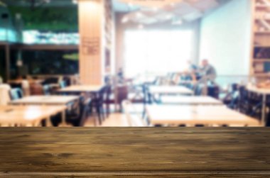 Seçilen odak boş kahverengi ahşap masa ve kahve dükkanı veya resta