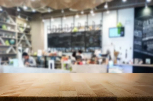 Foco selecionado mesa de madeira marrom vazia e cafeteria ou resta — Fotografia de Stock