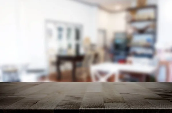 Выбранный фокус пустой коричневый деревянный стол и кафе или resta — стоковое фото