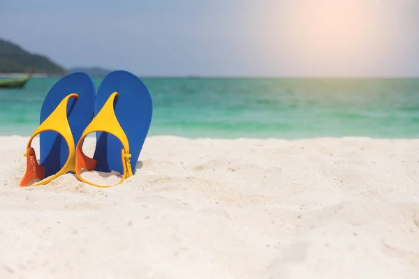 Sandalias de playa en la costa del mar de arena, vacaciones de concepto de verano y — Foto de Stock