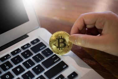 altın metal Bitcoin Kripto para yatırım-işaret ile el