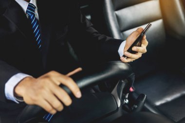 Ben telefon mobil akıllı kullanarak çekici yakışıklı genç iş adamı