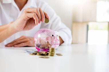 Küçük kumbara para koyarak işadamı yakın