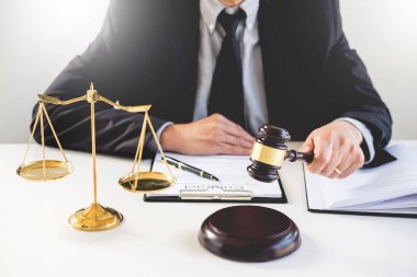 Erkek yargıç avukat içinde A mahkeme çarpıcı tokmak sondaj 