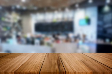 Seçilen odak boş kahverengi ahşap masa ve kahve dükkanı veya resta